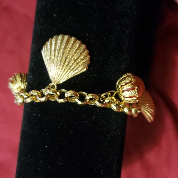 Gold toned seashell and beads bracelet - Picture 3 of 3
